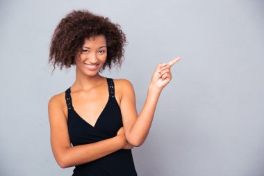 Mutlu Afrika adam işaret parmağı uzakta 