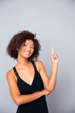 Afrika adam işaret parmağı yukarıya