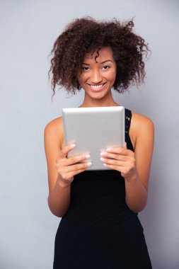 Tablet bilgisayar kullanan Afro Amerikan kadın