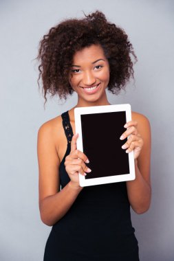 Kadın gösteren boş tablet bilgisayar ekranı 