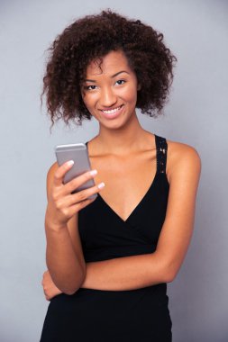 Akıllı telefon kullanan Afro Amerikan kadın 