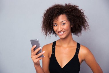 Akıllı telefon kullanan Afro Amerikan kadın 
