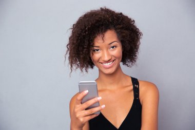 Akıllı telefon kullanan Afro Amerikan kadın 