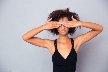 Gözlerini kapsayan Afro Amerikalı kadın