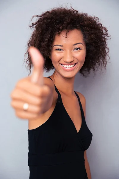 Negro mujer mostrando pulgar hacia arriba — Foto de Stock