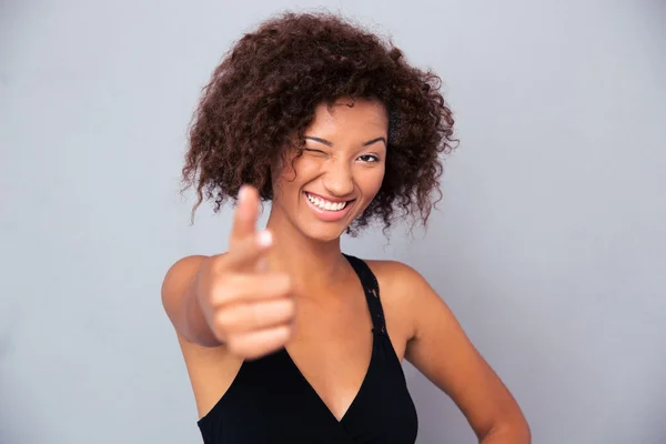 Africano donna mostrando pistola gesto a fotocamera — Foto Stock