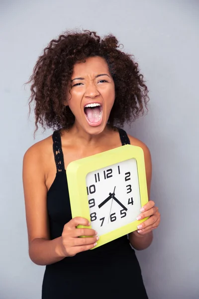 Frau hält Uhr und schreit — Stockfoto