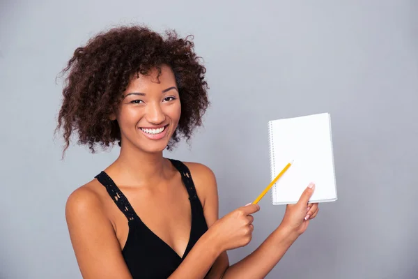 Afro americano donna mostrando bianco notebook — Foto Stock