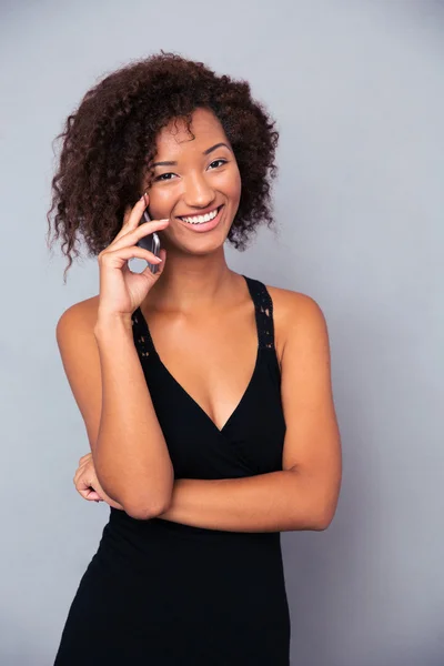 Afro-americana falando ao telefone — Fotografia de Stock