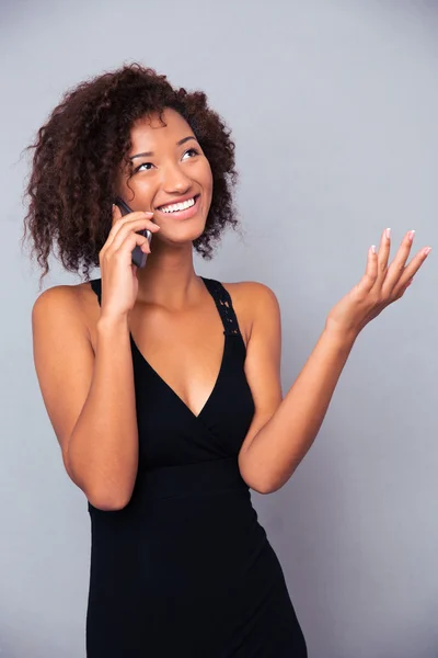 Afro amerikansk kvinna pratar i telefon — Stockfoto