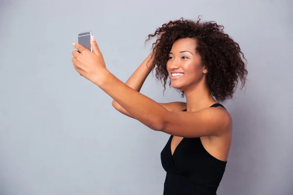 Mosolygó afro-amerikai nő, ami a selfie fénykép — Stock Fotó