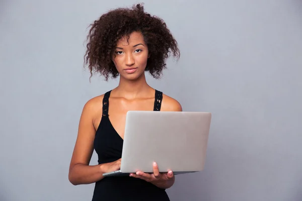 Αφρο αμερικανικό γυναίκα χρησιμοποιώντας φορητό υπολογιστή — Φωτογραφία Αρχείου