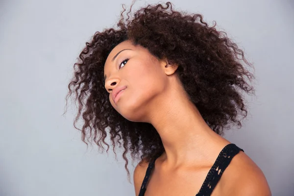 Réfléchie afro-américaine femme levant les yeux — Photo
