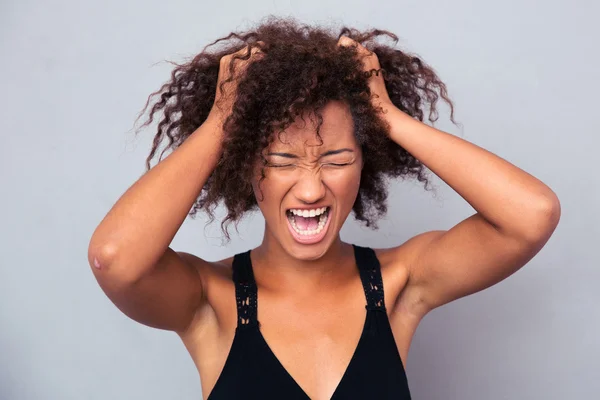 Портрет афро-американской женщины, кричащей — стоковое фото