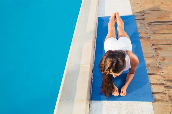 Mujer haciendo ejercicios de Yoga al aire libre —  Fotos de Stock