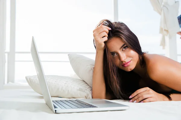 Seksi kız laptop ile yatakta yatıyordu — Stok fotoğraf