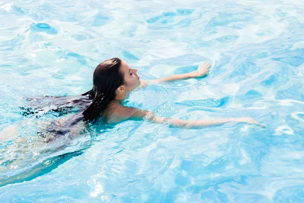 Girl swimming in pool — Stock Photo, Image