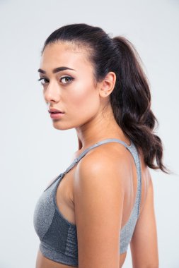 Yan görünümü güzel spor kadını portresi