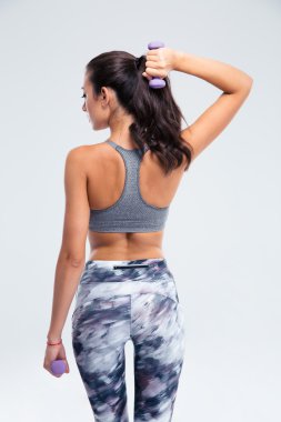 Küçük dumbell ile çalışma dışarı bir fitness kadın portresi arkadan görünüm