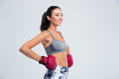 Gülümseyen spor boks eldivenleri duran kadın 