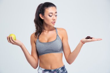 Kadın elma ya da çikolata arasında seçme