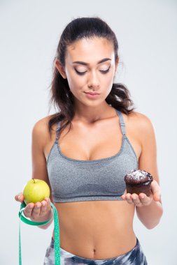 Fitness kız elma ve pasta arasında seçim yapma 