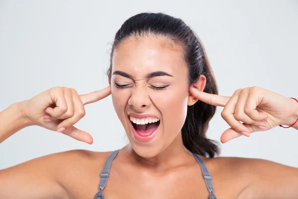 Mujer cubriéndose las orejas con dedos y gritando —  Fotos de Stock