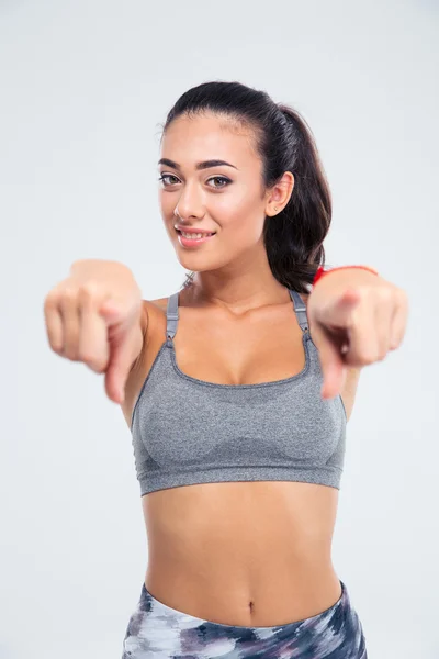 Fitness donna puntando il dito contro la fotocamera — Foto Stock