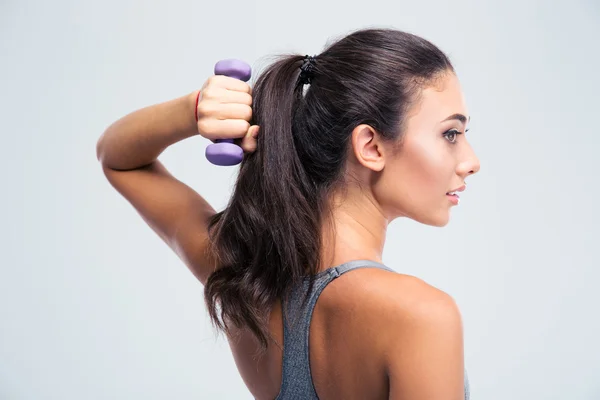 Mulher de esportes trabalhando com halteres — Fotografia de Stock