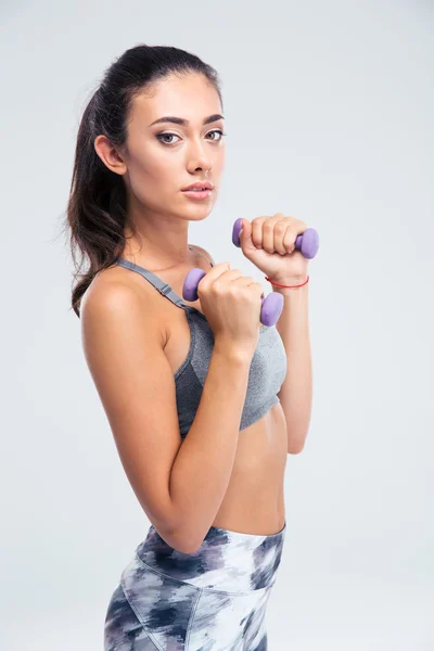 Fitness donna allenamento con manubri — Foto Stock