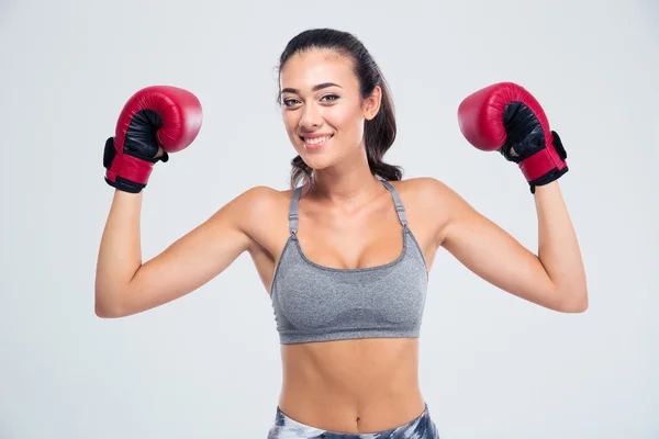 Mujer fitness de pie con guantes de boxeo en pose de victoria — Foto de Stock