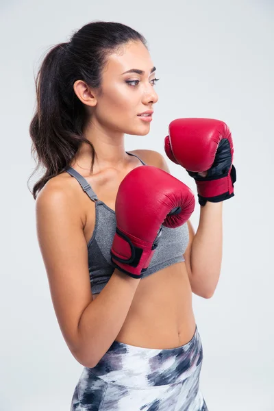 Mulher fitness bonita com luvas de boxe — Fotografia de Stock