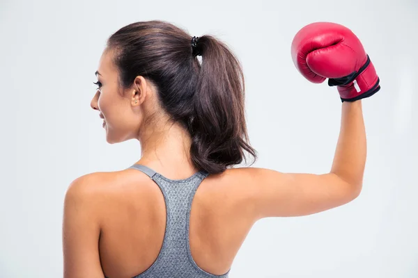 Женщина, стоящая в боксерских перчатках в победной позе — стоковое фото