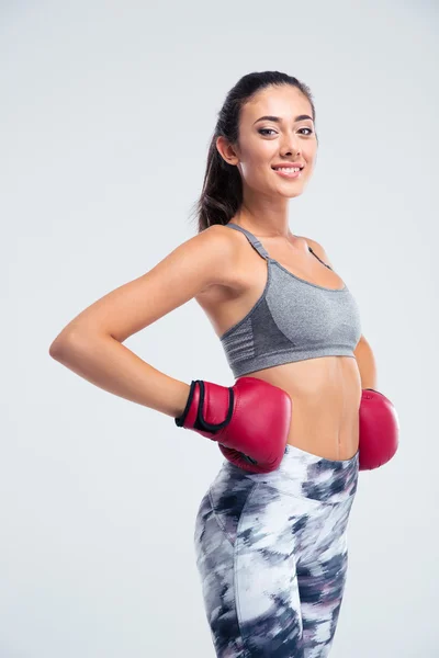 Lachende fitness meisje permanent in bokshandschoenen — Stockfoto