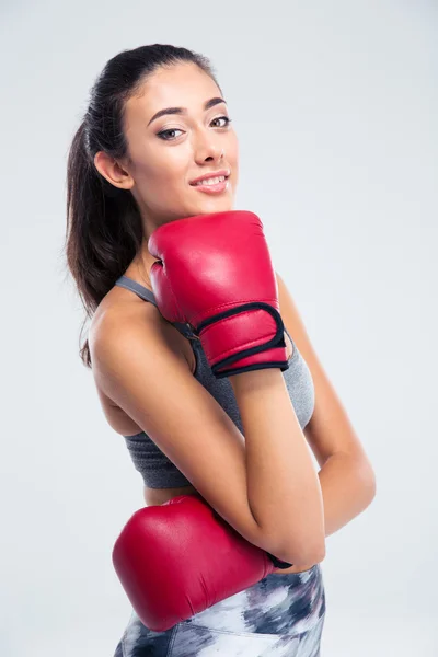 Gelukkig mooi meisje met bokshandschoenen — Stockfoto