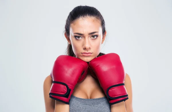 Mujer deportiva de pie en postura de defensa con guantes de boxeo — Foto de Stock