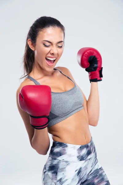 Спортивная женщина в боксерских перчатках празднует свою победу — стоковое фото