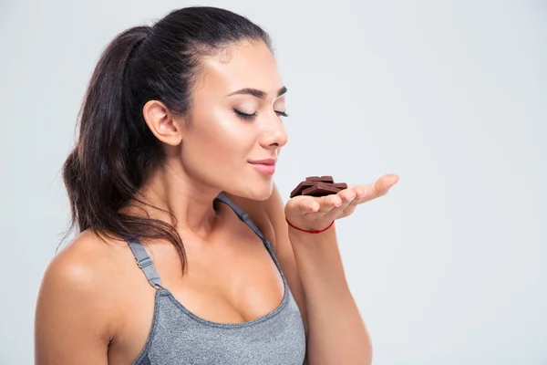 Retrato de uma menina bonita cheirando chocolate — Fotografia de Stock