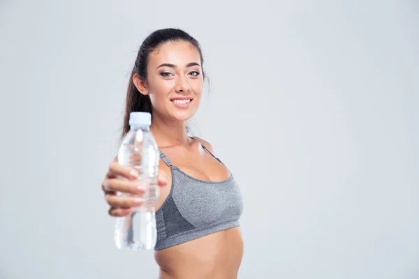 Smiling fitness woman holding bottle with water — Stock Photo, Image