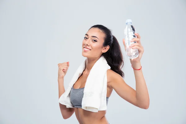 Sportlerin hält Flasche mit Wasser in der Hand — Stockfoto