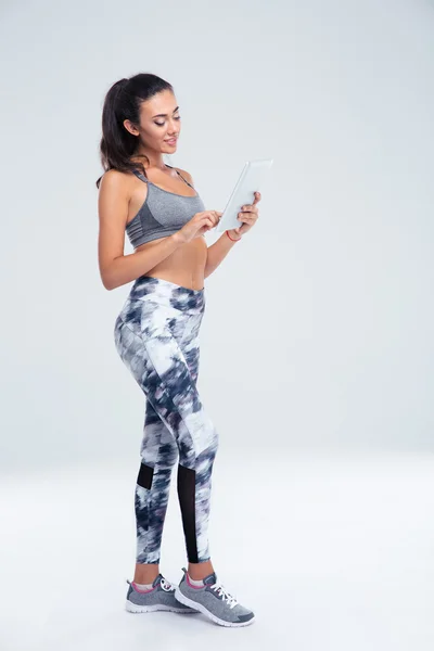 Mujer deportiva usando tableta — Foto de Stock