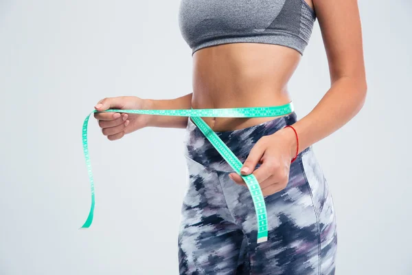 Cuerpo deportivo femenino con cinta métrica — Foto de Stock