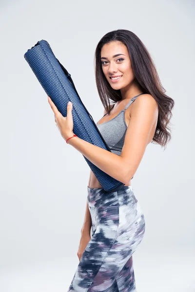 Porträt einer glücklichen Fitness-Frau mit Yogamatte — Stockfoto