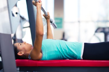 Barbell ile iş dışarı güzel kadın