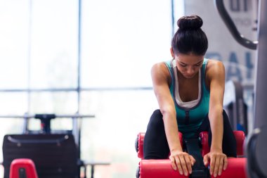 Kadın Egzersiz Egzersizler makine üzerinde