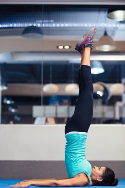 spor salonunda yoga egzersizleri yapıyor kadın