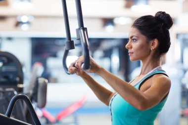 Kadın Egzersiz Egzersizler makine üzerinde 