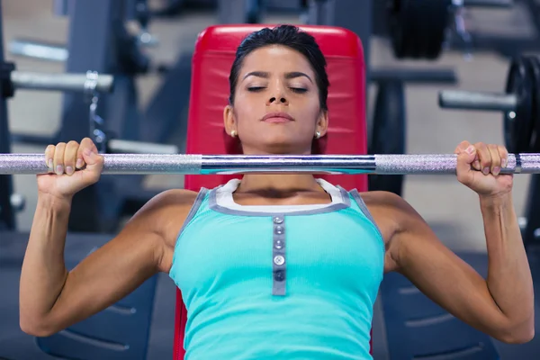 Kadın bankta halter kaldırma