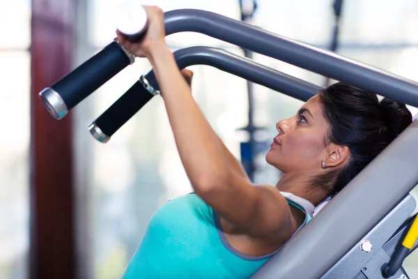 Woman workout in gym — Stock Photo, Image