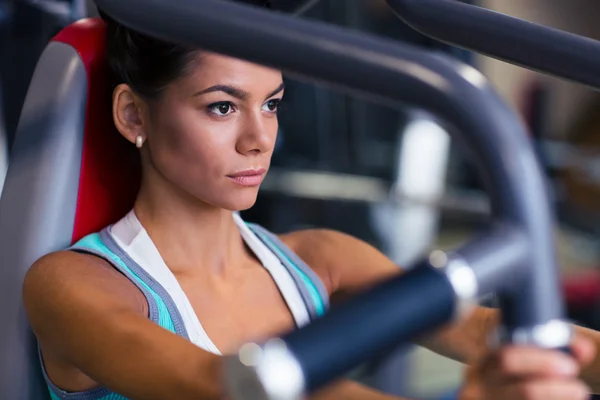女人锻炼锻炼机器上 — 图库照片